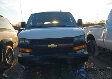 2019 Chevrolet Express 2500 Work Van z USA, uszkodzony, nr VIN 1GCWGAFGXK1176860